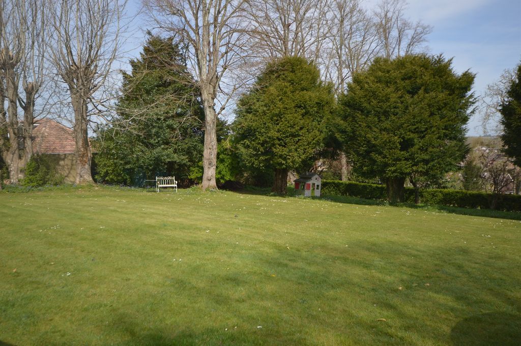 Property photo 2 of 25
