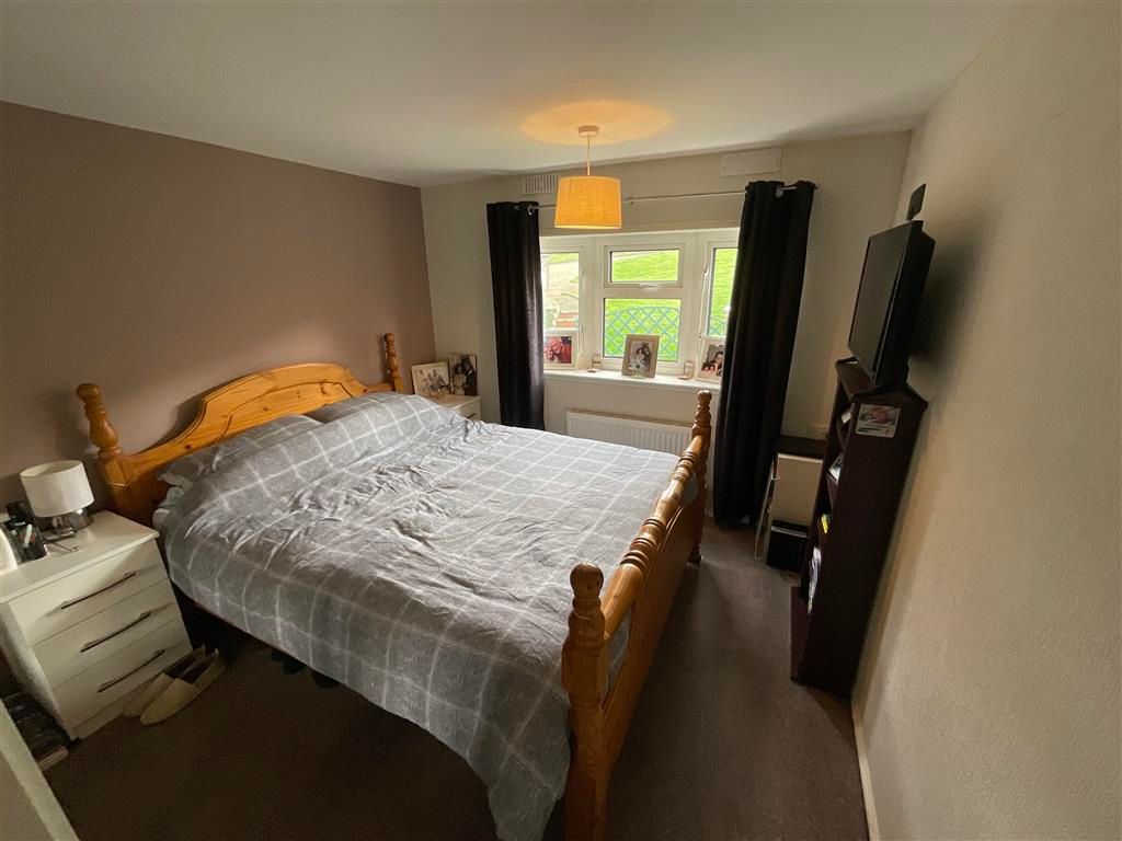Property photo 2 of 6 Bedroom