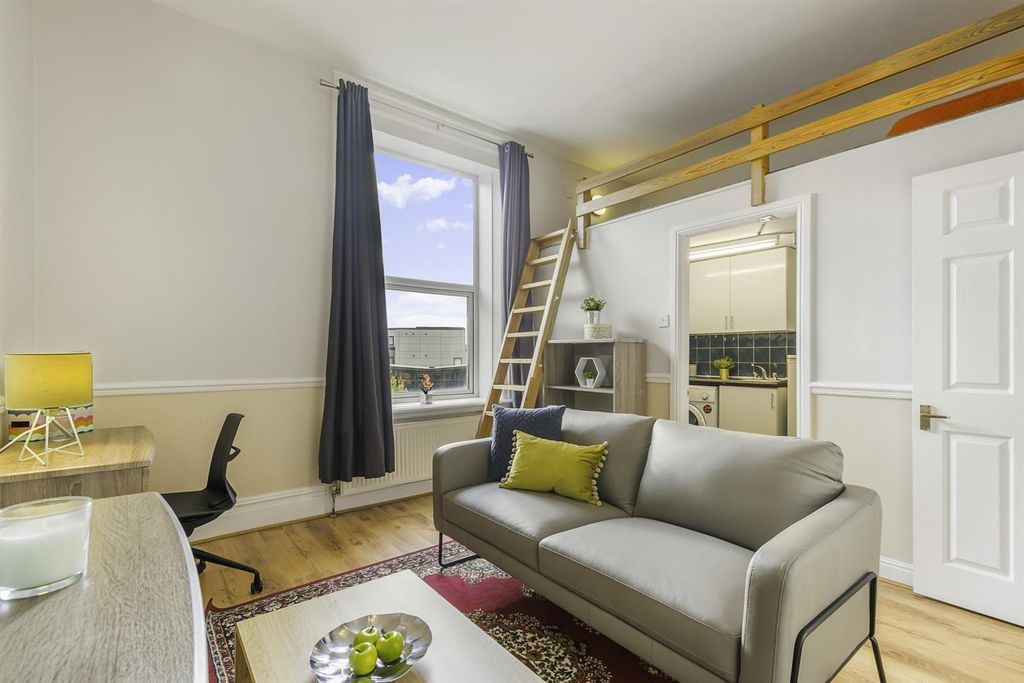 Property photo 2 of 4 Bright Modern Lounge With Mezzanine And Desk...