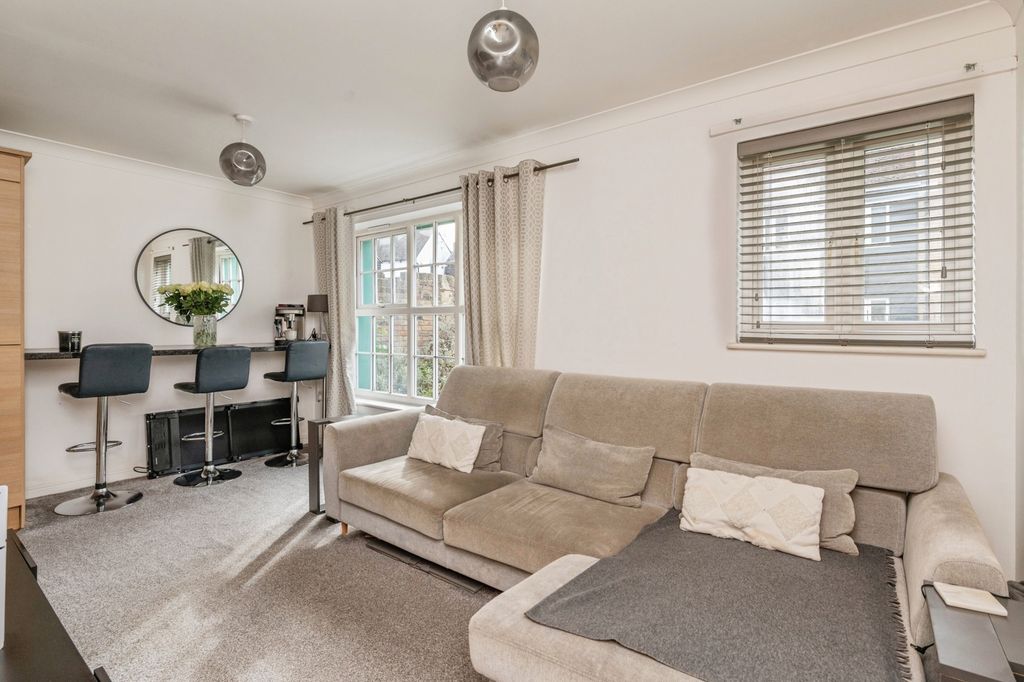 Property photo 2 of 17 Lounge