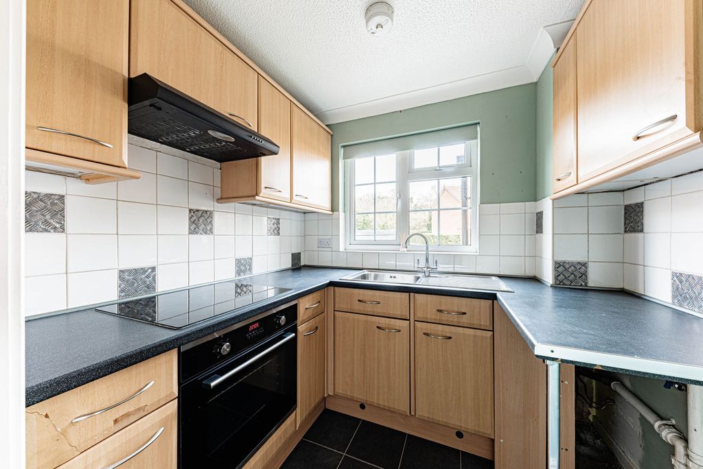 Property photo 3 of 17 Kitchen (1)