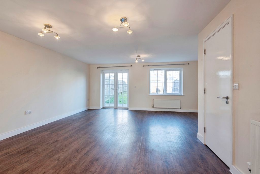 Property photo 3 of 19 Lounge