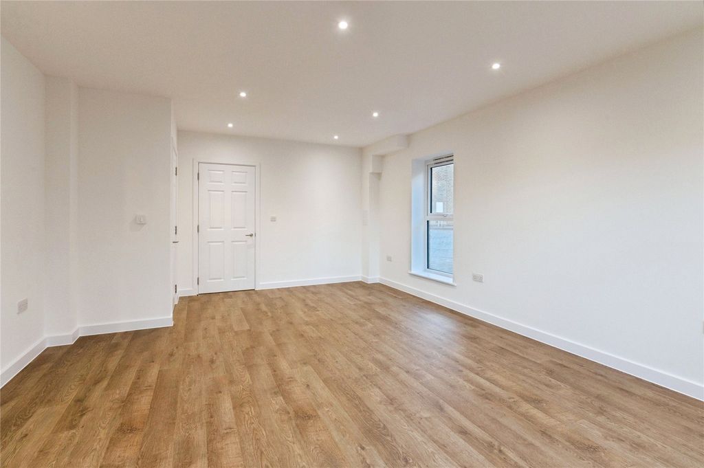 Property photo 2 of 19 Lounge