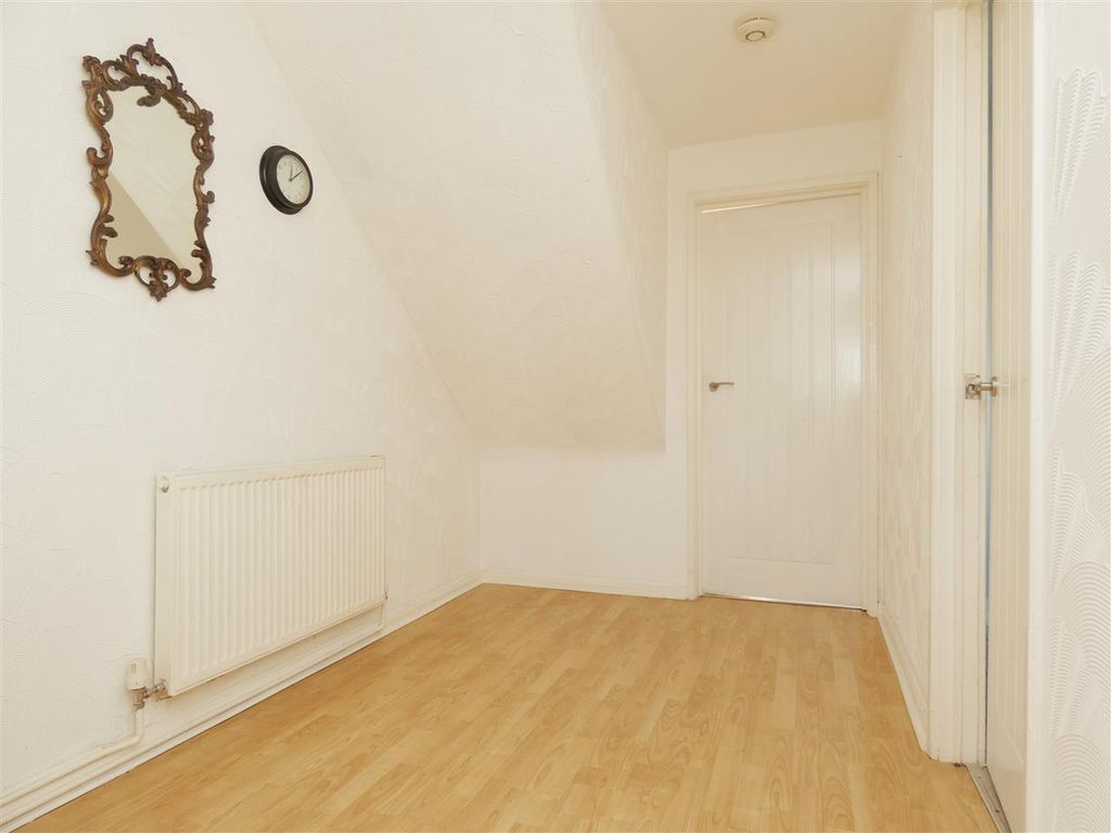 Property photo 2 of 16 Entrance Hall