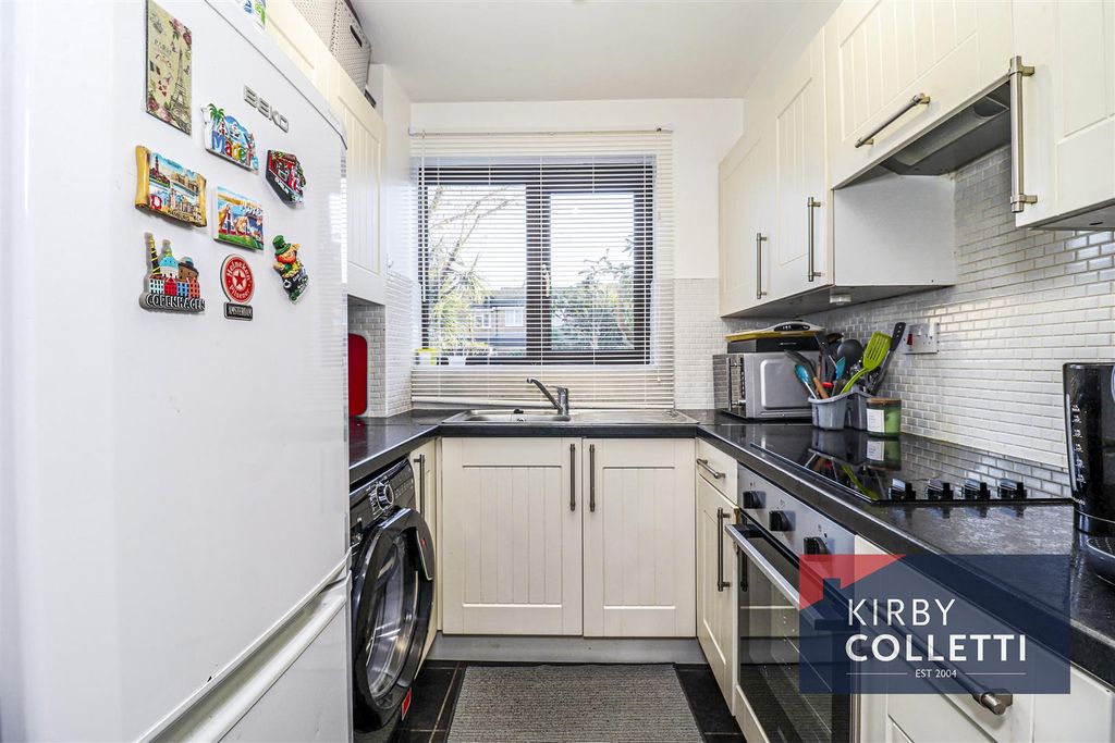 Property photo 3 of 7 Kitchen