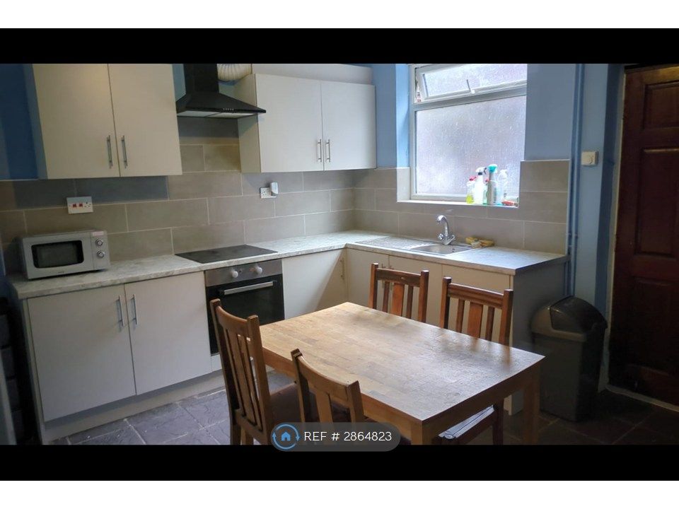 Property photo 1 of 8 Kitchen