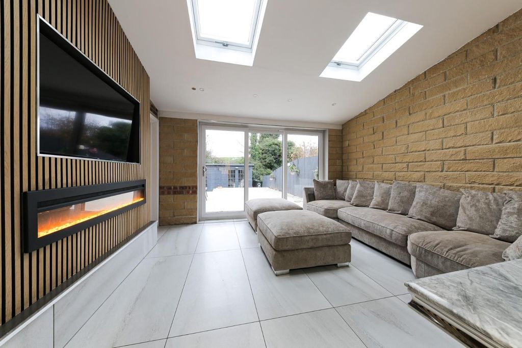 Property photo 3 of 17 Conservatory