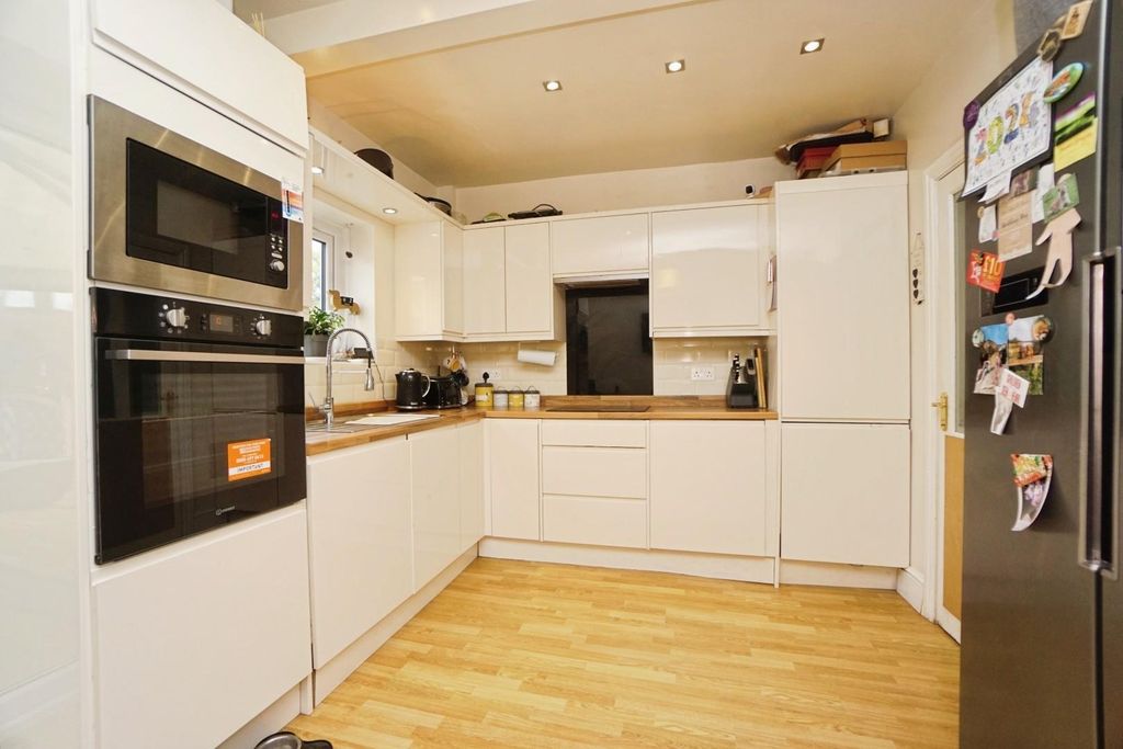 Property photo 3 of 26 Kitchen