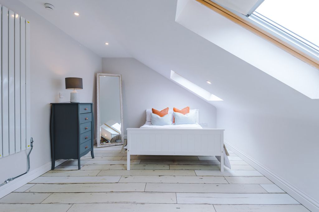 Property photo 2 of 26 28 Esher Road Bedroom 1