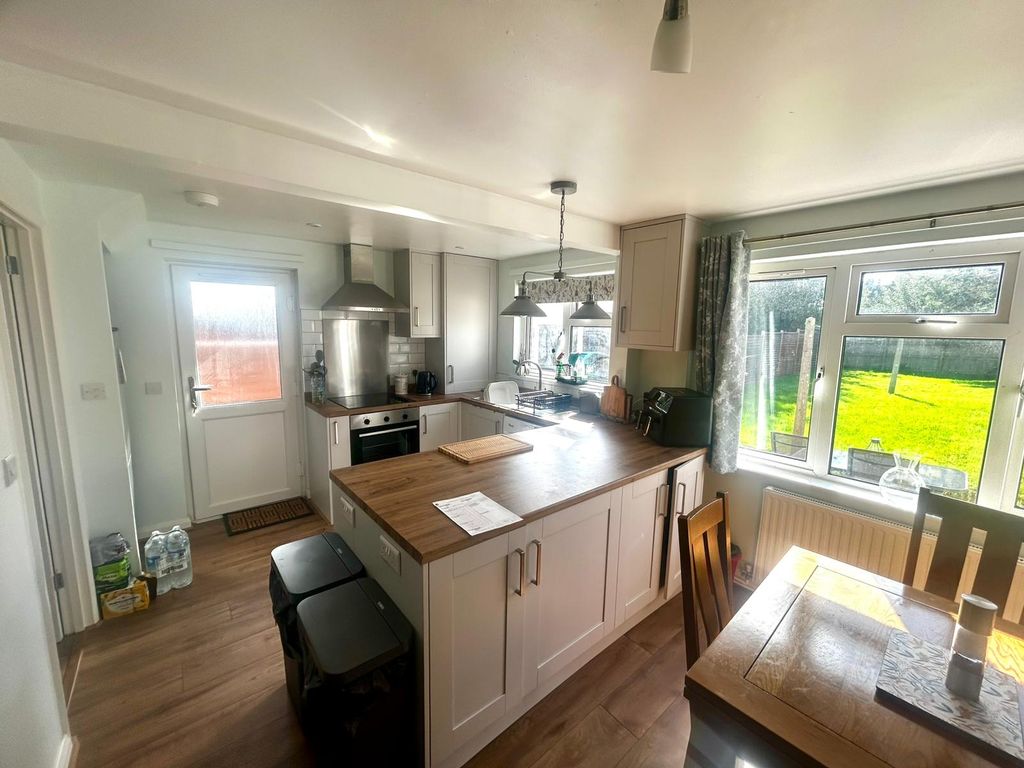 Property photo 3 of 12 Kitchen