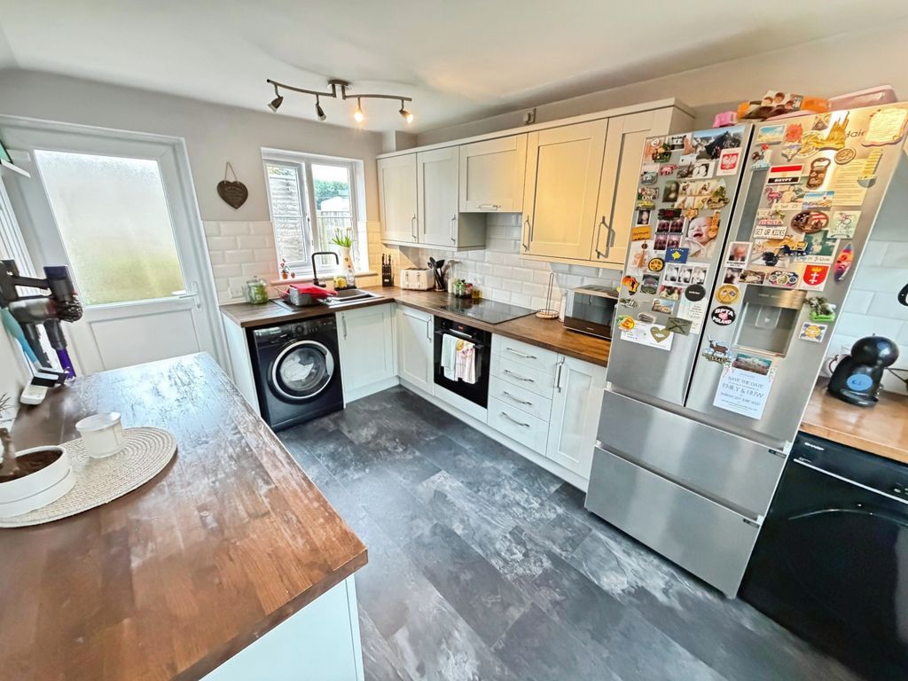 Property photo 3 of 9 Kitchen