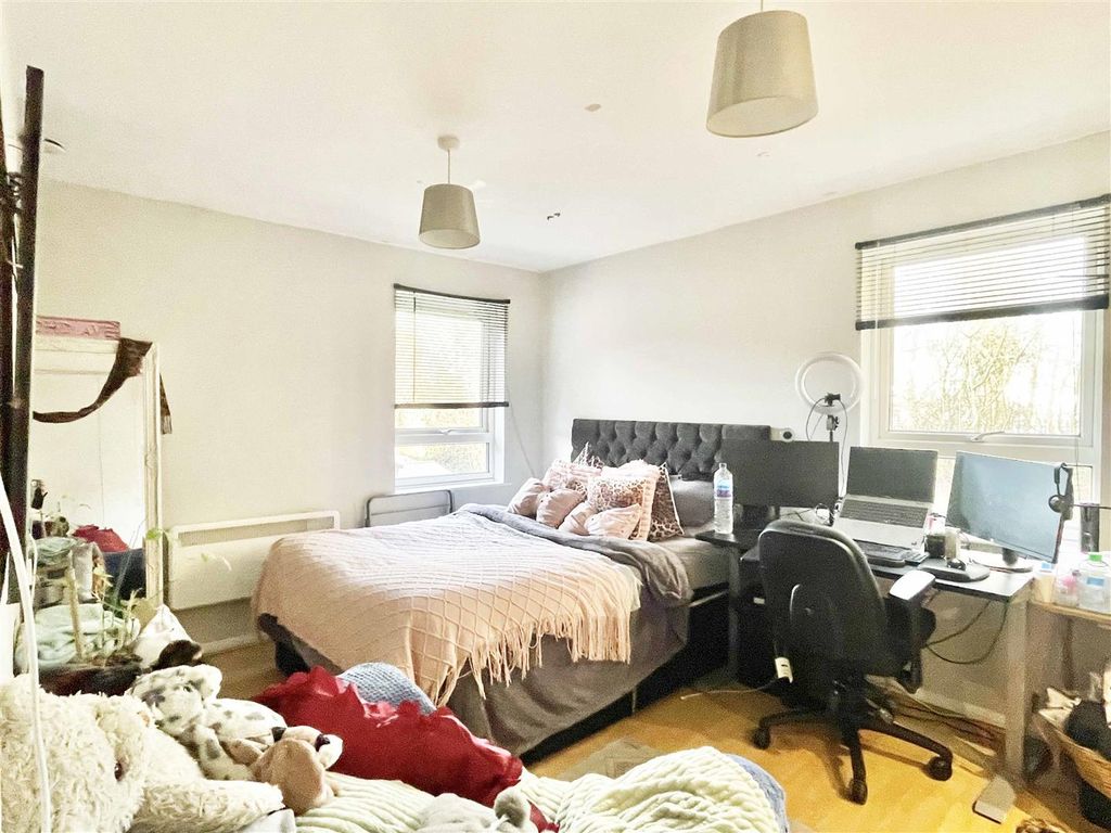 Property photo 2 of 6 Bed1.Jpg