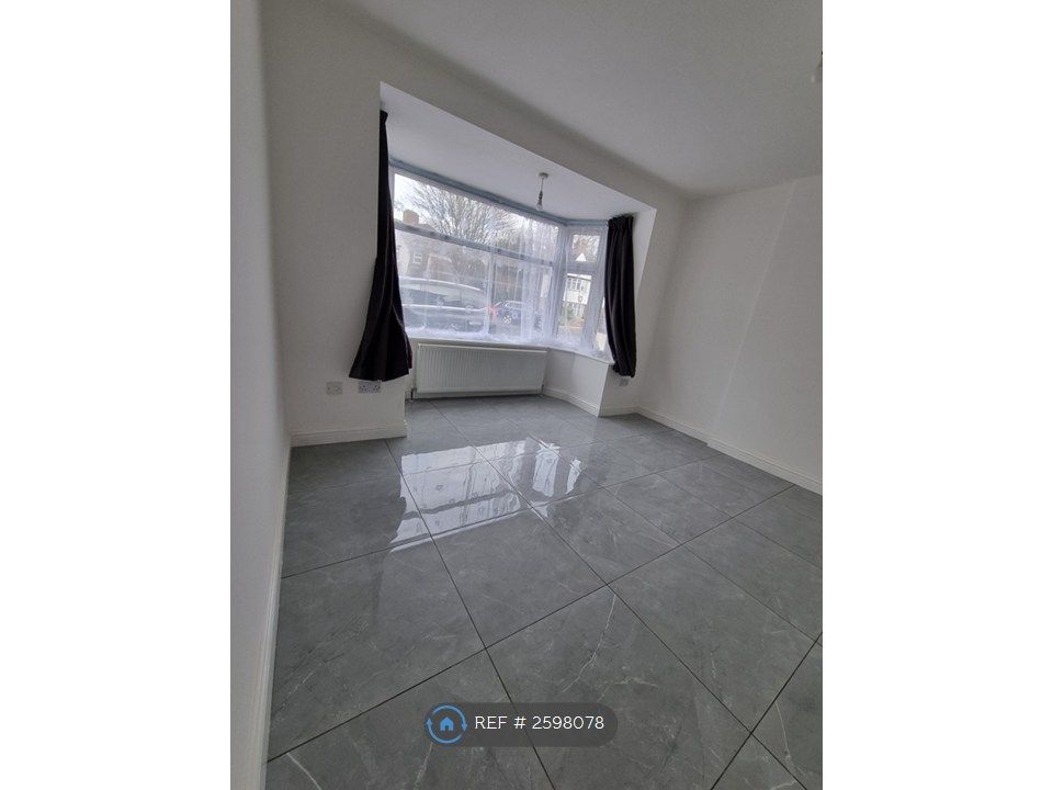 Property photo 1 of 11 Room 2