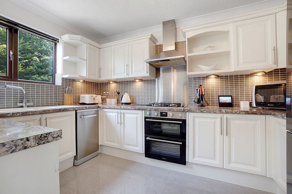 Property photo 2 of 28