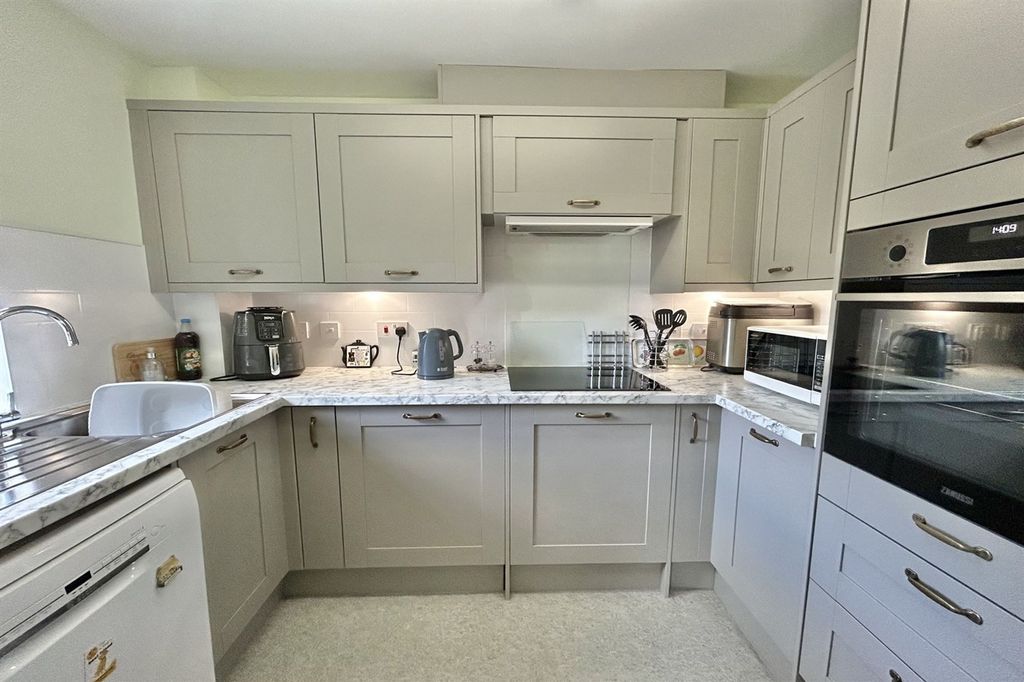 Property photo 3 of 17 Kitchen