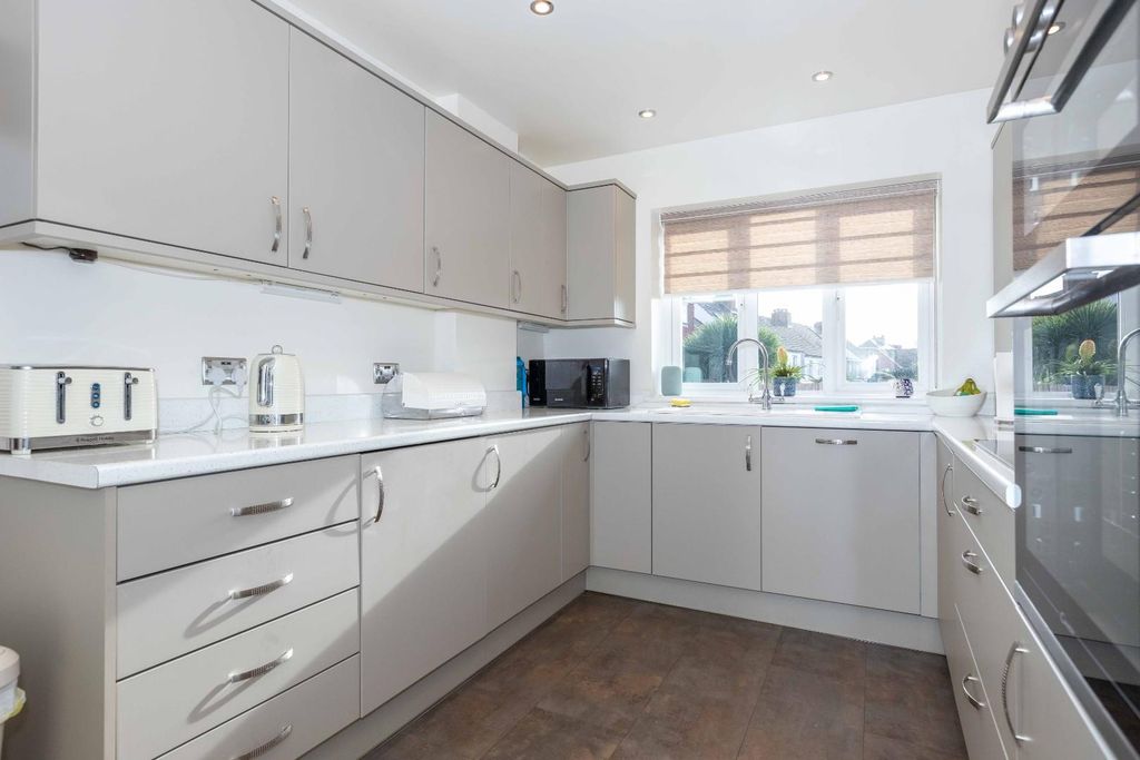 Property photo 3 of 17 Oldshoreham-09.Jpg