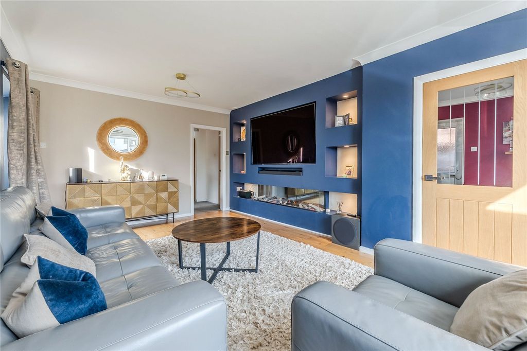 Property photo 3 of 27 Lounge