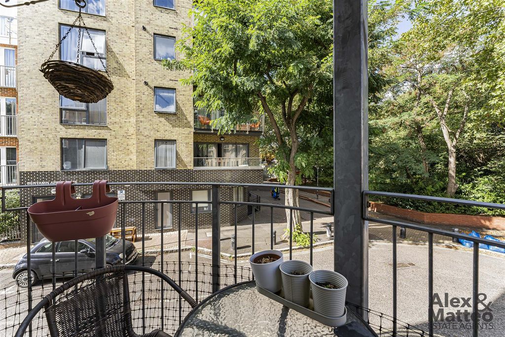 Property photo 1 of 18 Chandlers Court