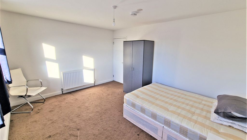 Property photo 2 of 10 Bedroom