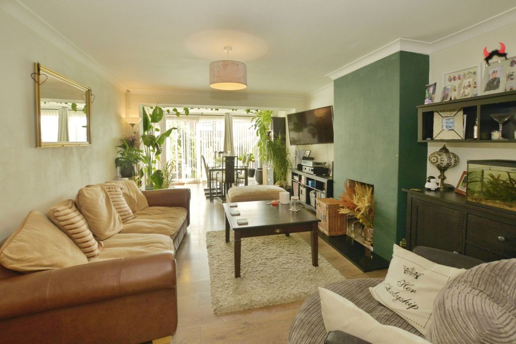 Property photo 2 of 15 Lounge