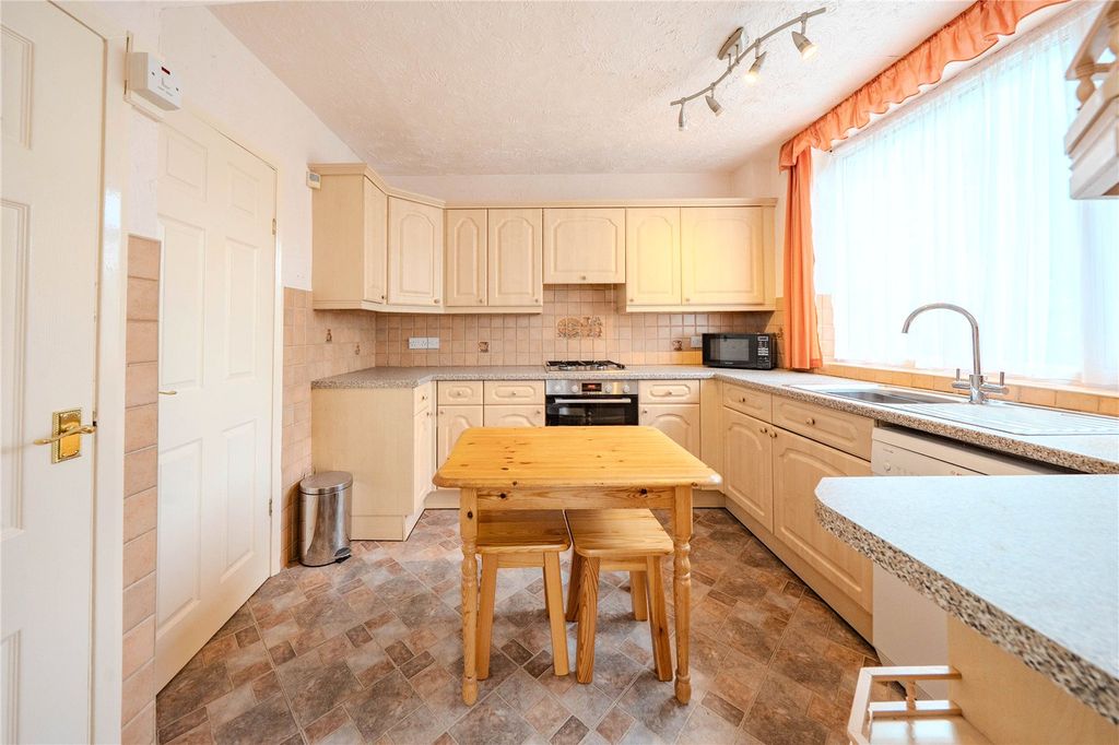 Property photo 3 of 17 Kitchen