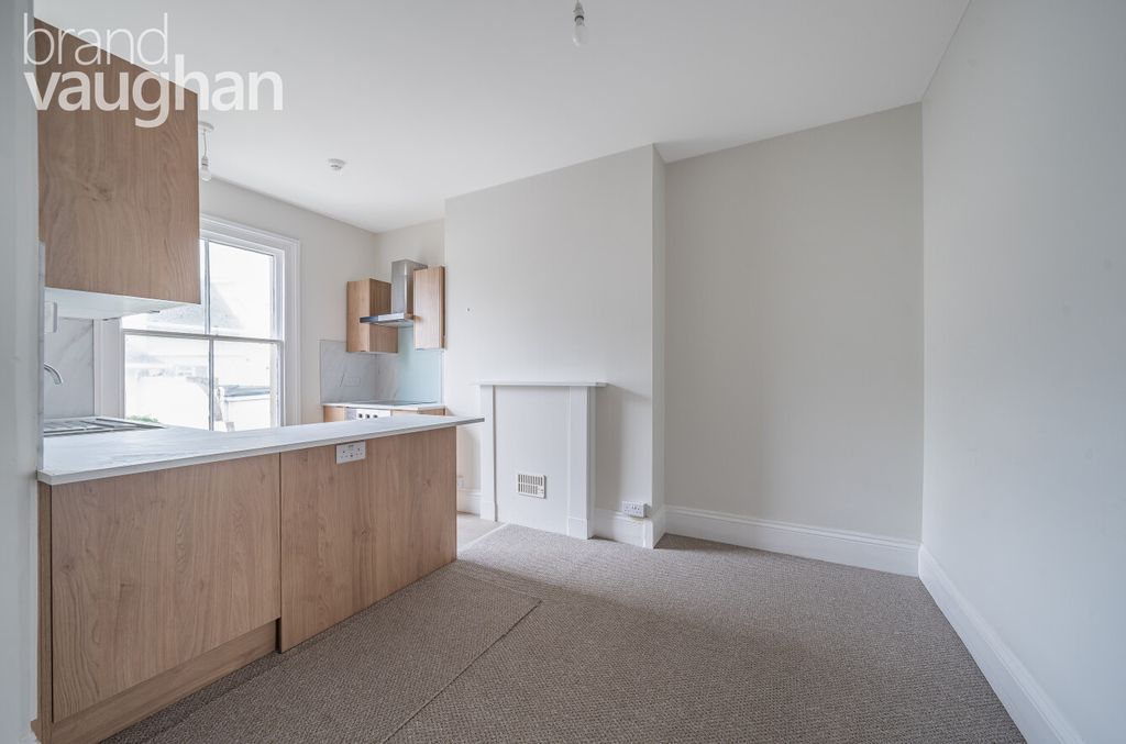 Property photo 3 of 10 Living Space