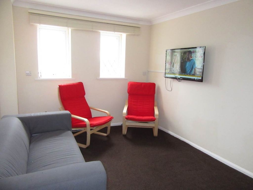 Property photo 3 of 10 Lounge