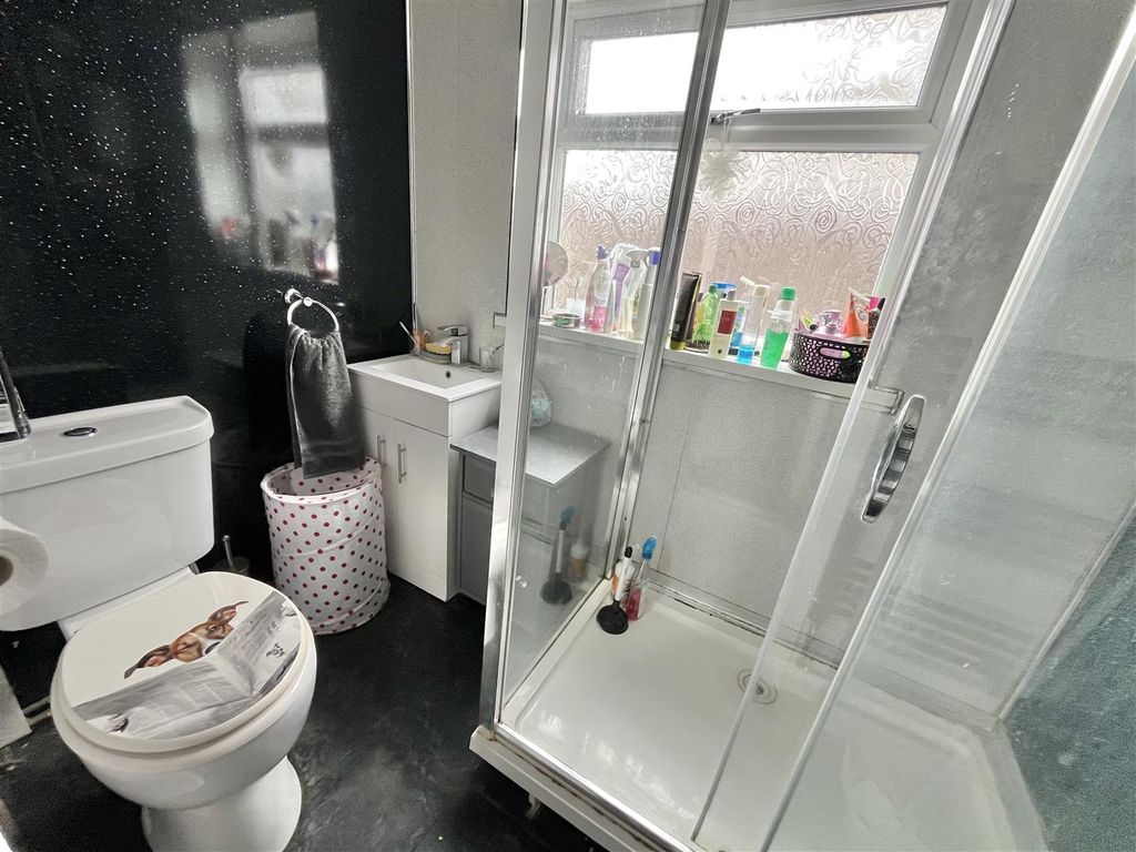 Property photo 3 of 17 Bathroom