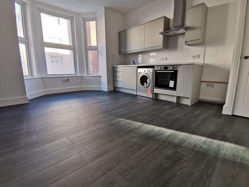 Property photo 3 of 6 Lounge/Kitchen