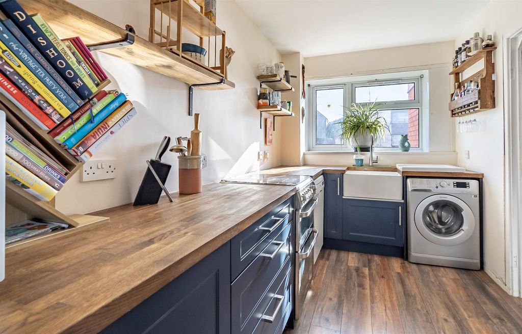 Property photo 3 of 14 Kitchen