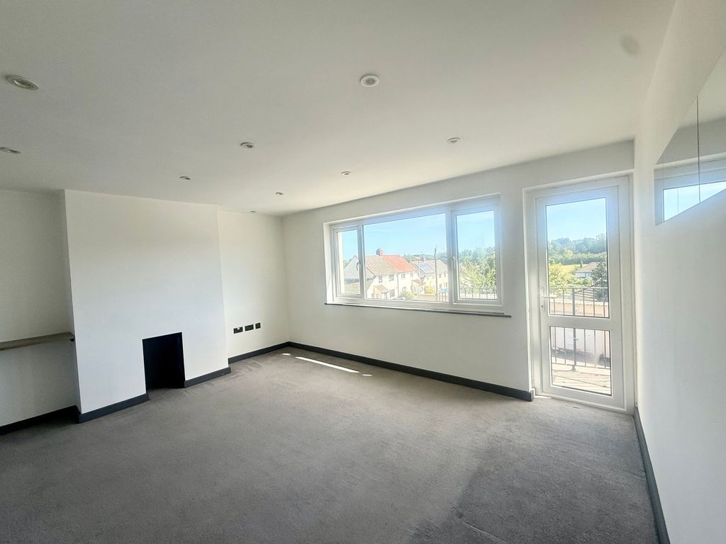 Property photo 2 of 10 Lounge - Front Aspect