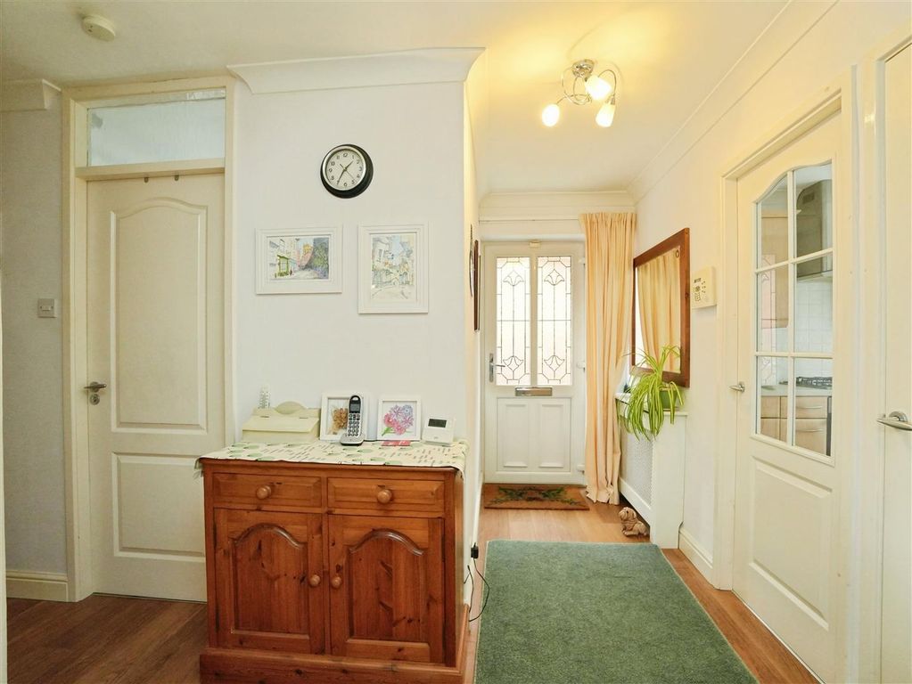 Property photo 2 of 18 Entrance Hall