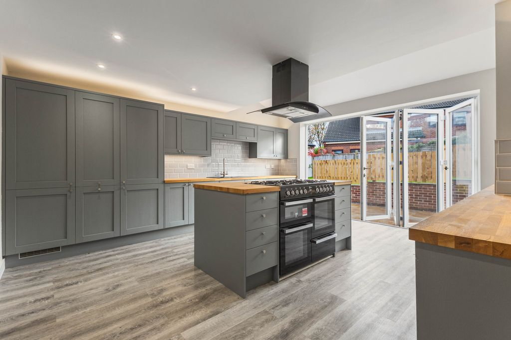 Property photo 2 of 20 Kitchen