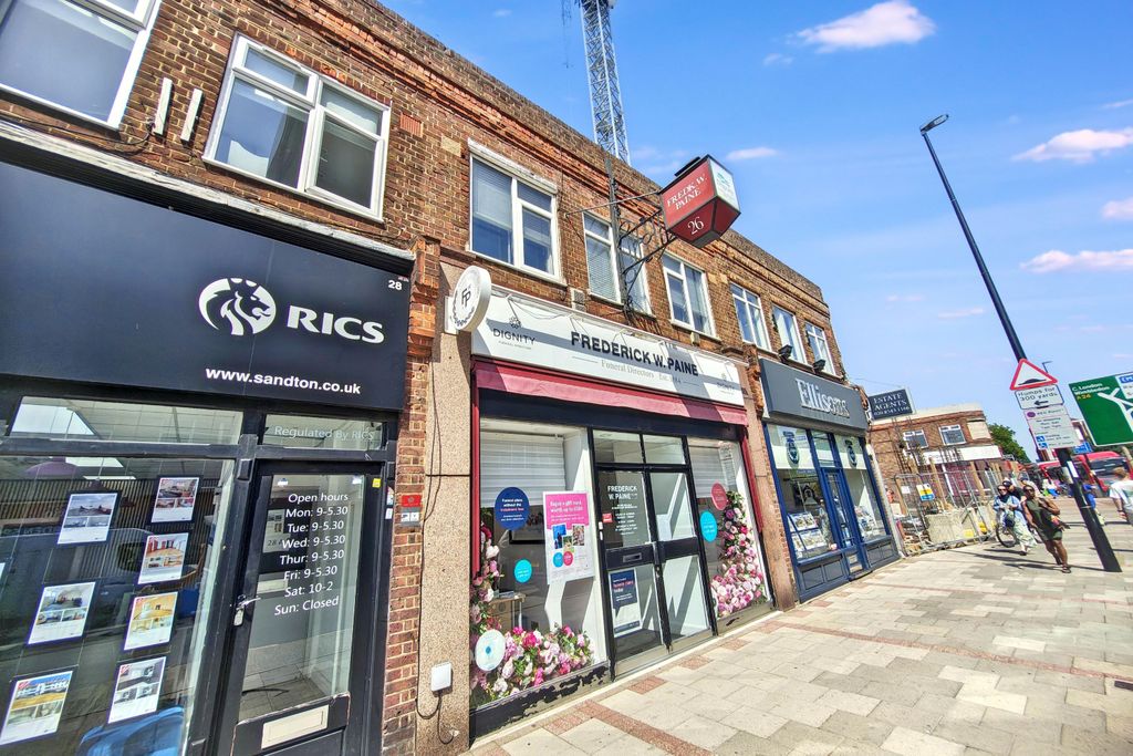 Property photo 2 of 4 26A Crown Lane, Morden, Surrey Sm4 5Bl