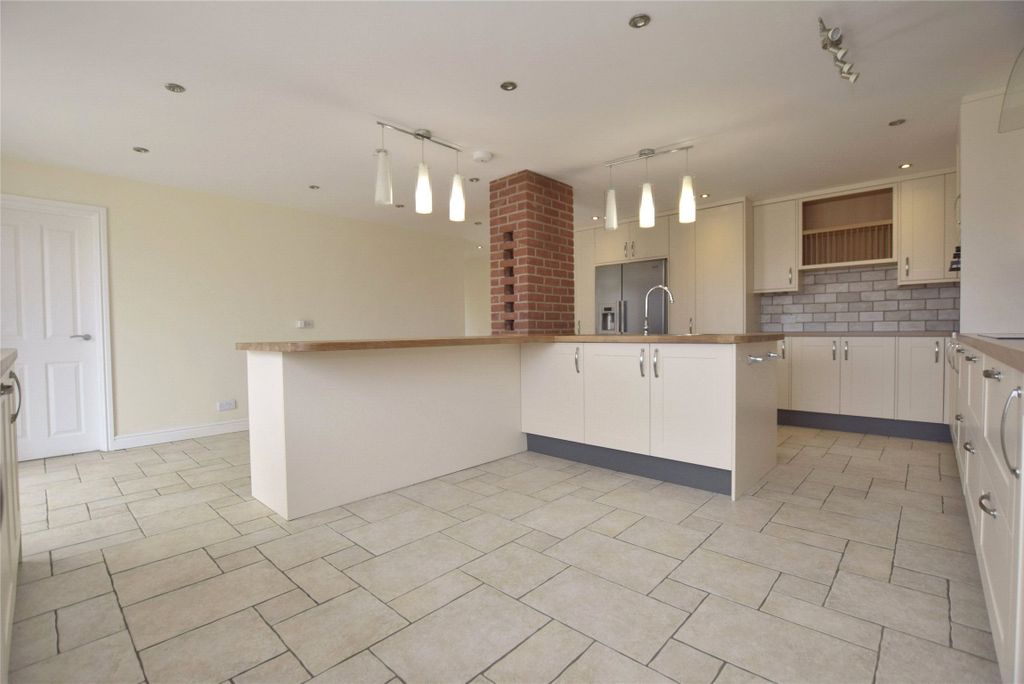 Property photo 3 of 18 Kitchen