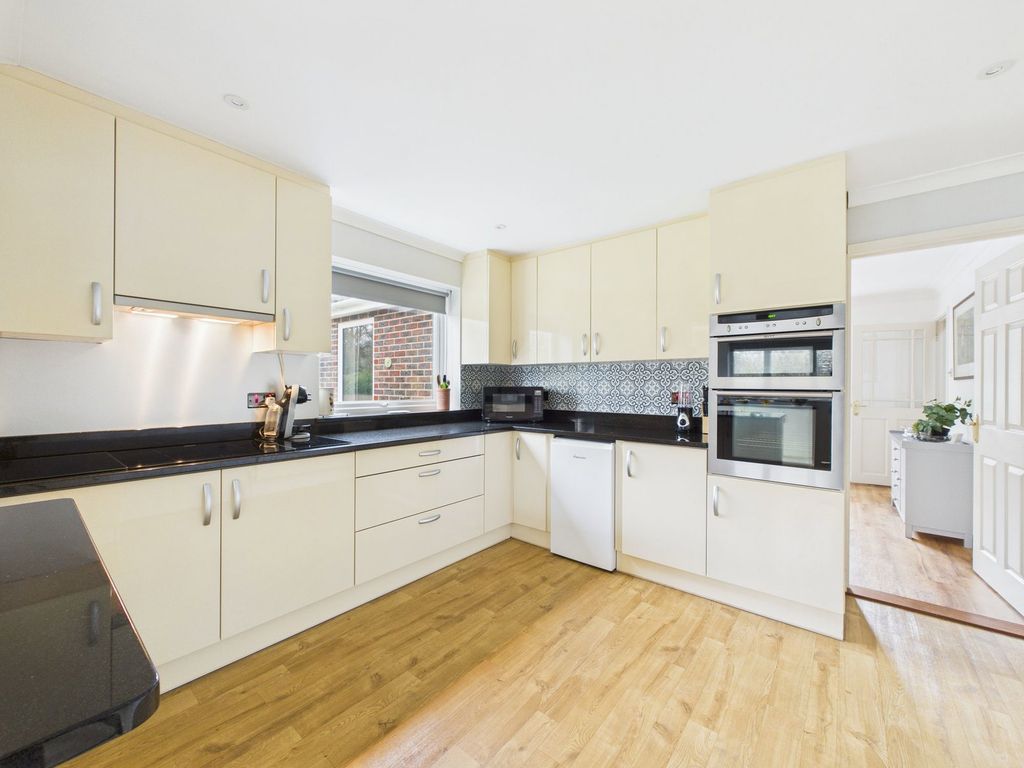 Property photo 3 of 32