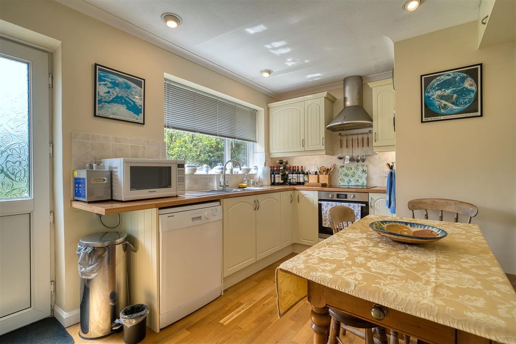 Property photo 2 of 10 Kitchen