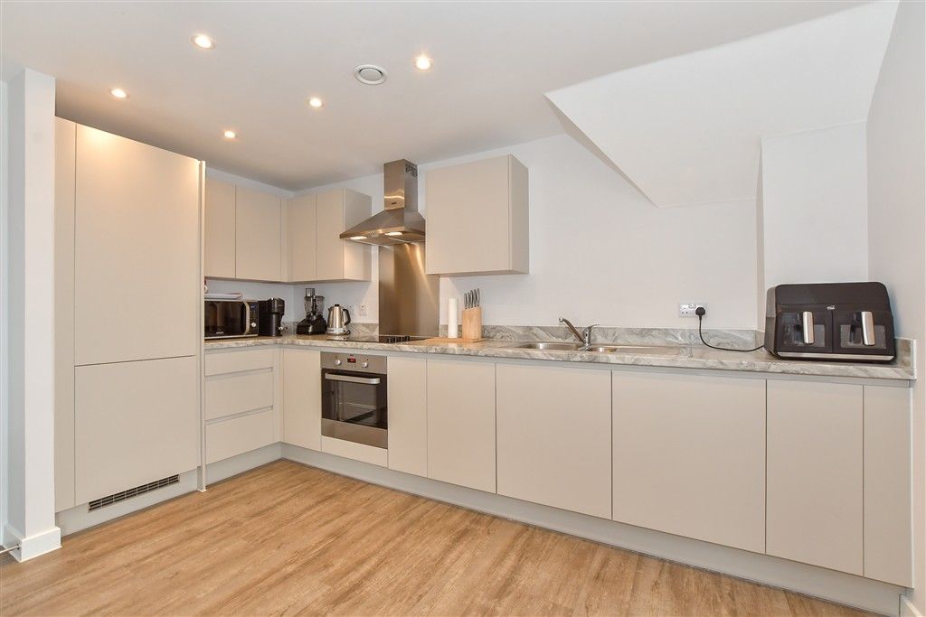 Property photo 3 of 8 Lounge/Kitchen