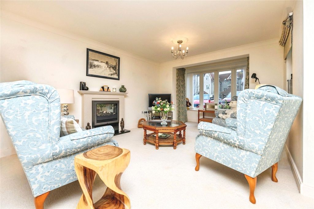 Property photo 2 of 21 Living Room