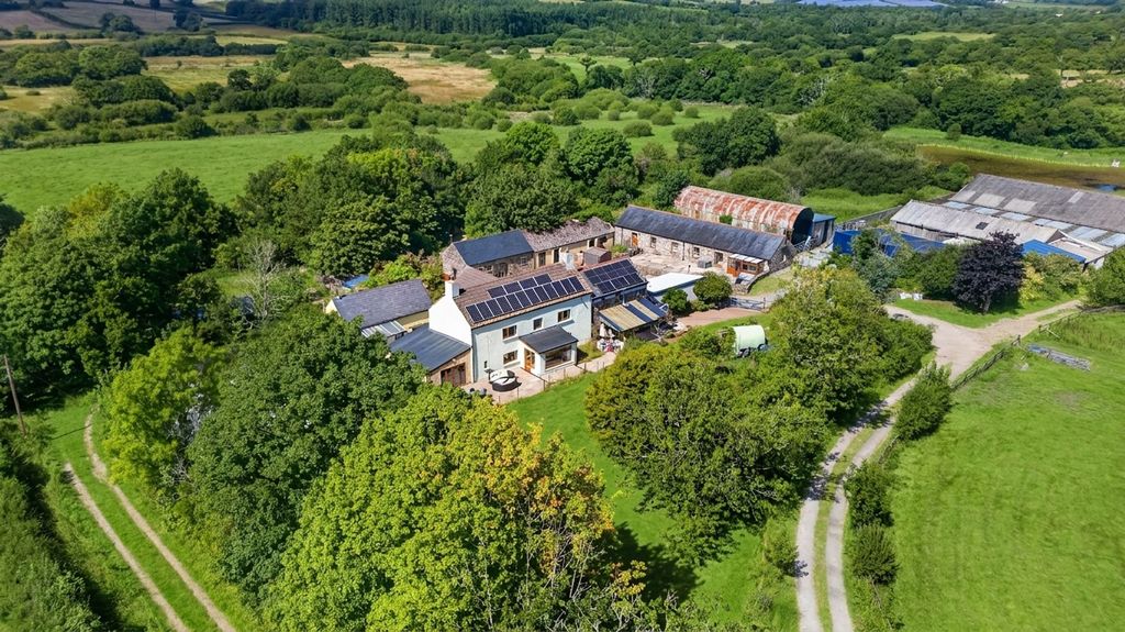 Property photo 1 of 93 Llwyngwyddel