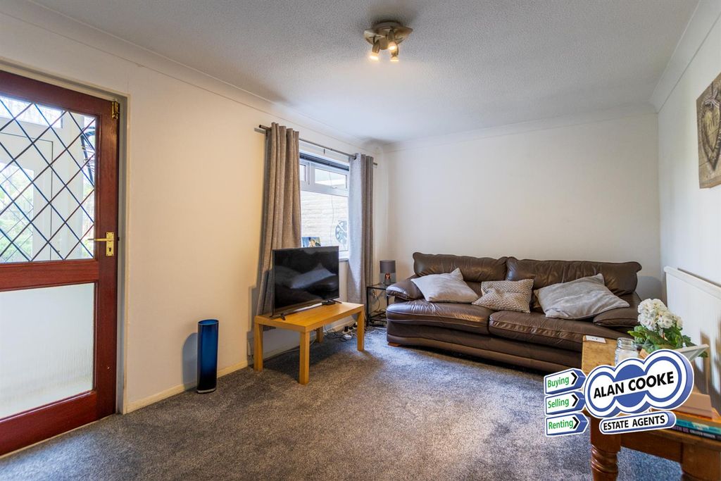 Property photo 3 of 11 Lounge