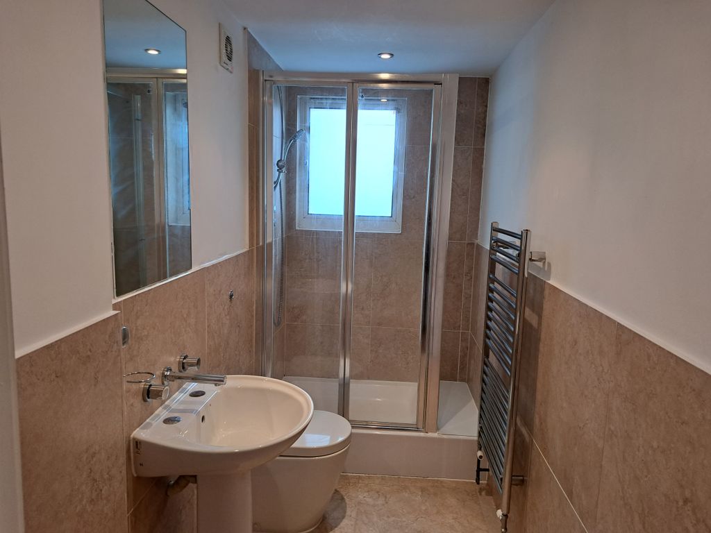 Property photo 3 of 4 Shower/Toilet
