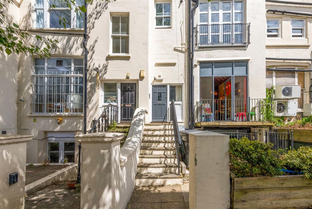 Property photo 2 of 23 Flat 1, 3 Silwood Terrace21.Jpg