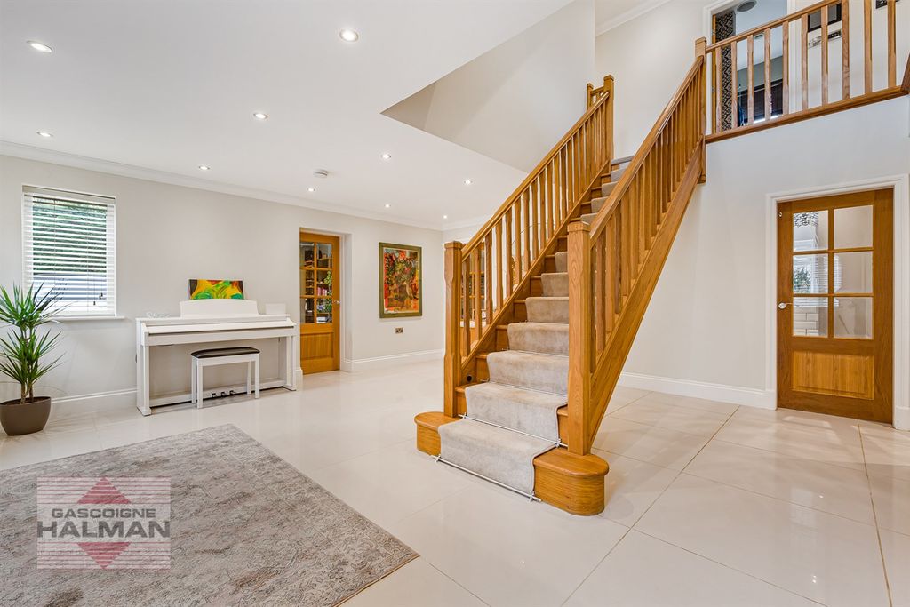 Property photo 2 of 30 Entrance Hallway