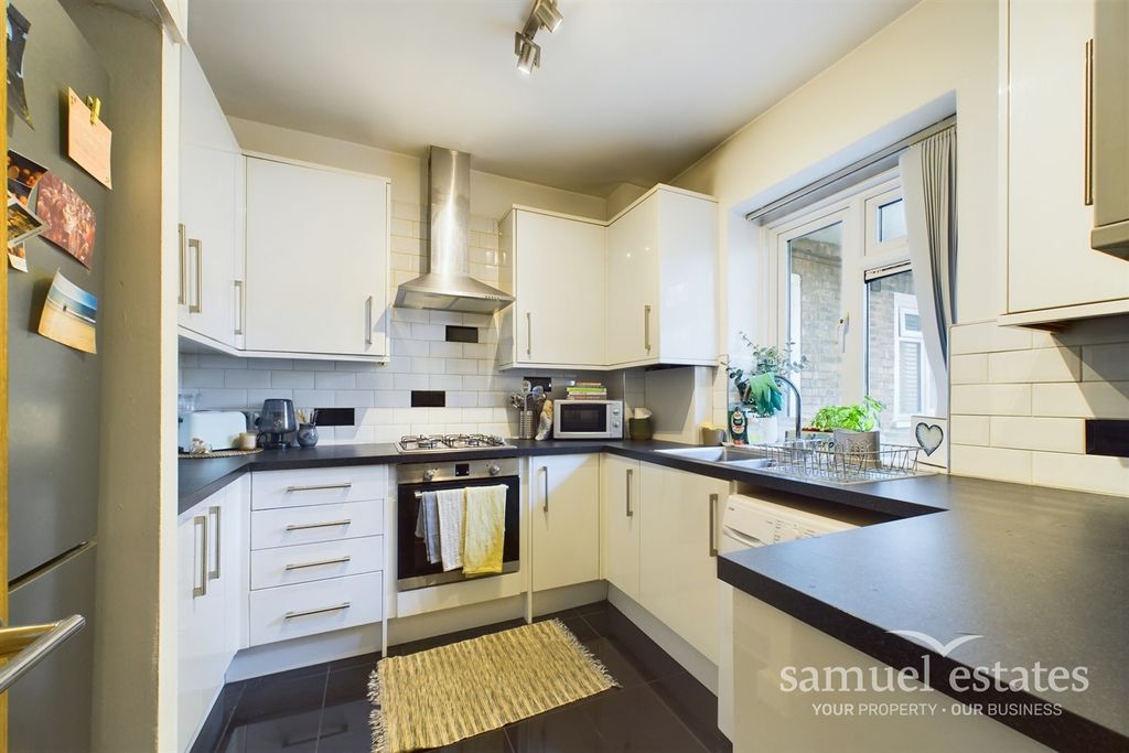 Property photo 3 of 11 Kitchen