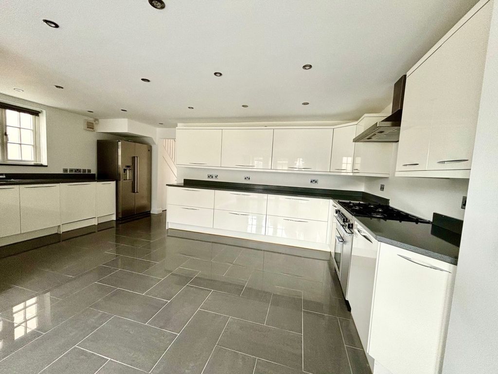 Property photo 2 of 10 Kitchen 1