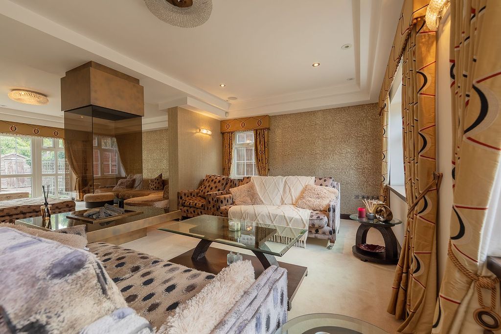 Property photo 2 of 28