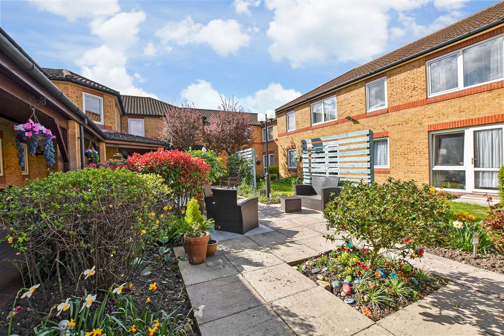 Property photo 1 of 11 Communal Gardens