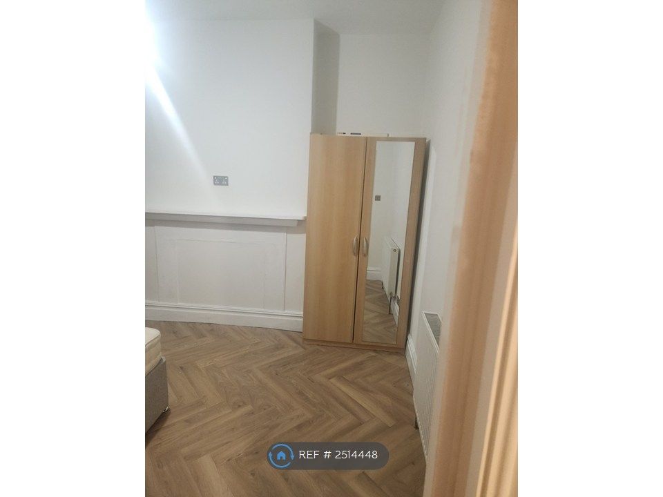Property photo 3 of 6 Room 2