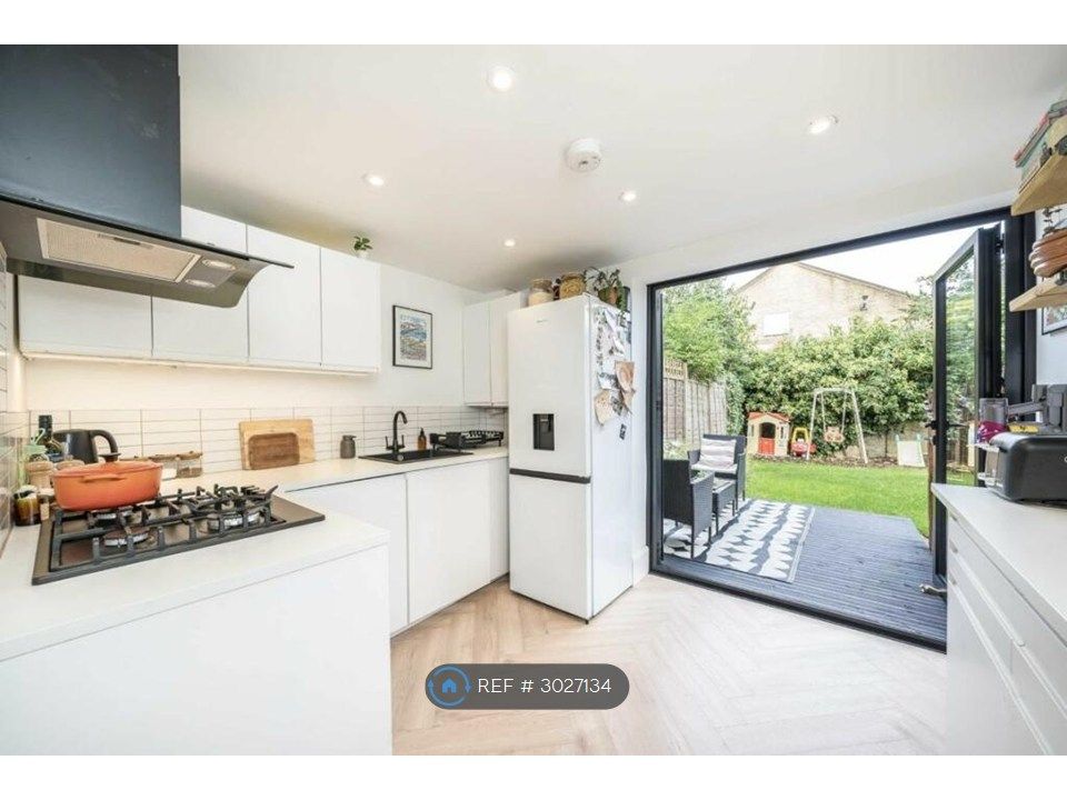 Property photo 2 of 11 Kitchen/ Decking
